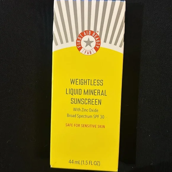 First Aid Beauty Weightless Liquid Mineral Sunscreen with Zinc Oxide SPF 30 - Picture 4 of 5